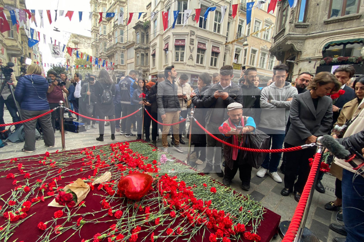Кто выразил соболезнования россии по поводу теракта. Цветы у посольства Турции. Взрыв в Стамбуле соболезнования.